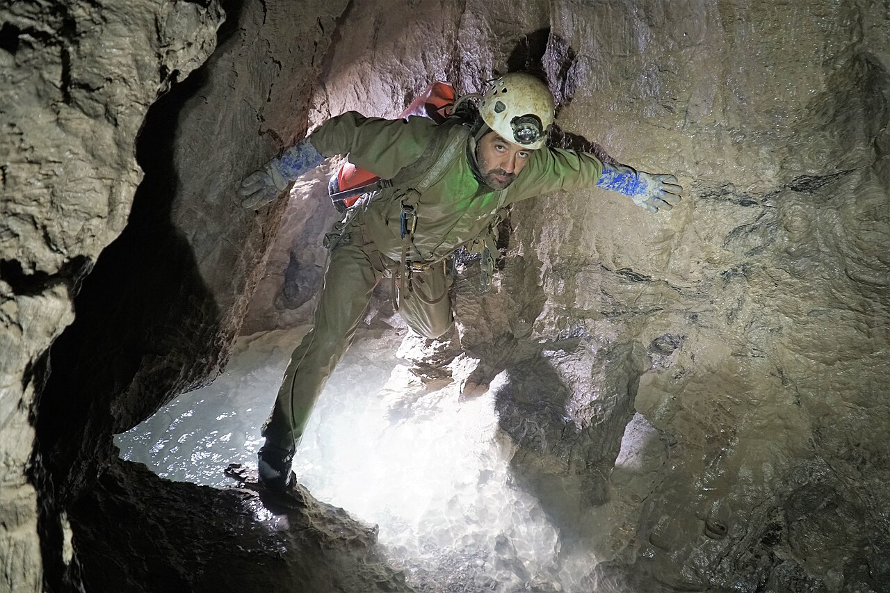 Speleolog u vodenom prolazu Verjovkine na oko 1.400 metara dubine