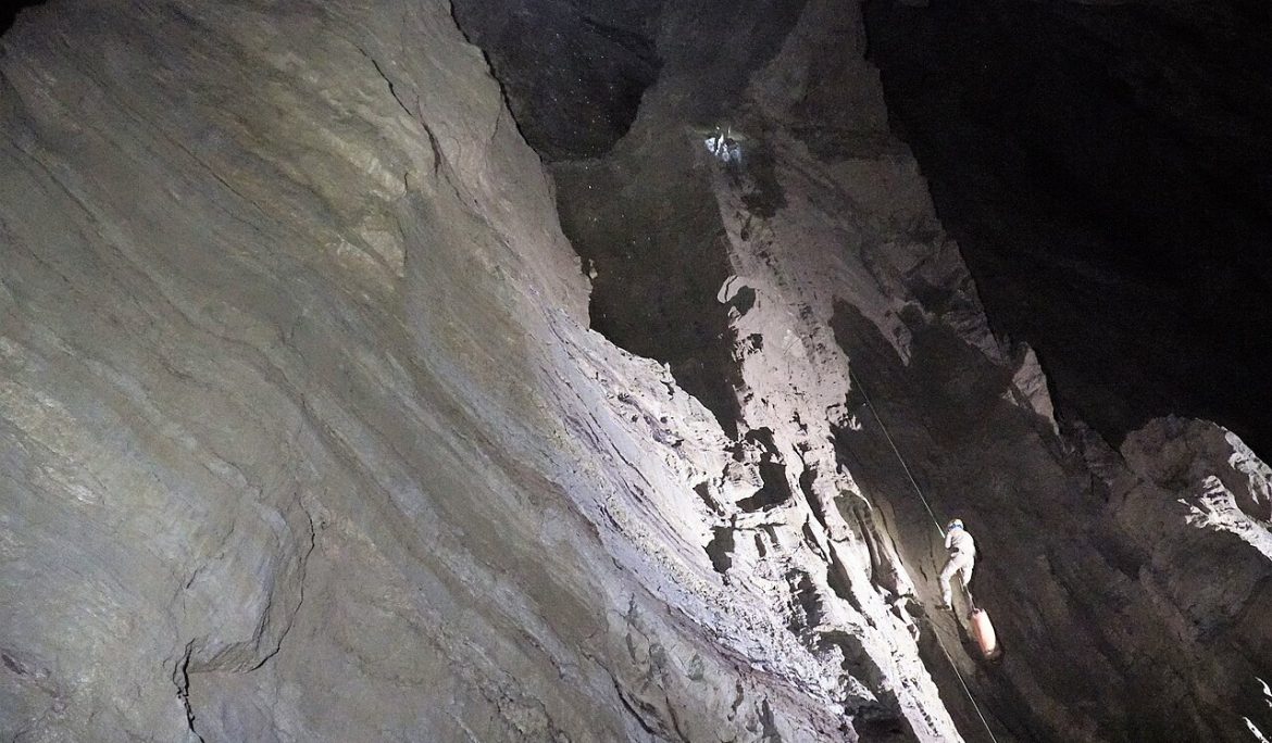 Speleolog u vertikalnom oknu Babatunda u Verjovkinoj pećini