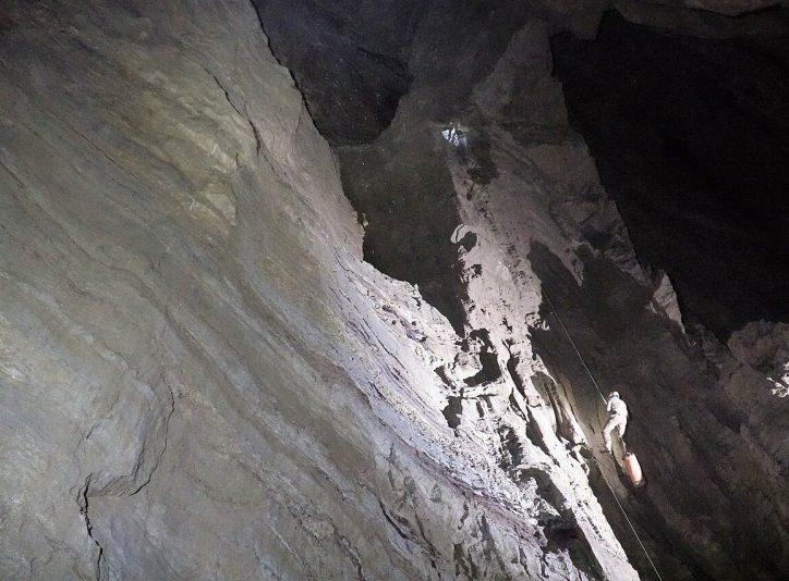 Speleolog u vertikalnom oknu Babatunda u Verjovkinoj pećini