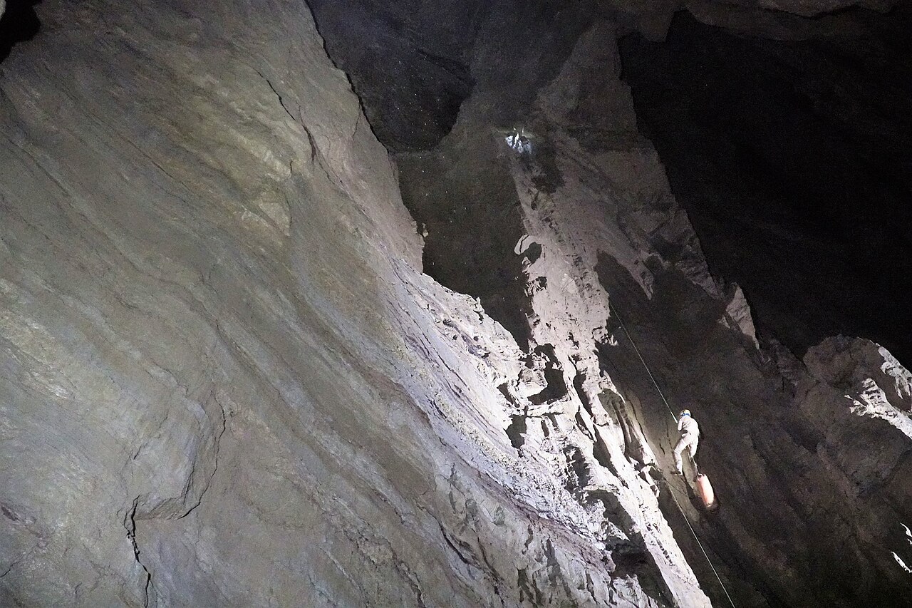 Speleolog u vertikalnom oknu Babatunda u Verjovkinoj pećini